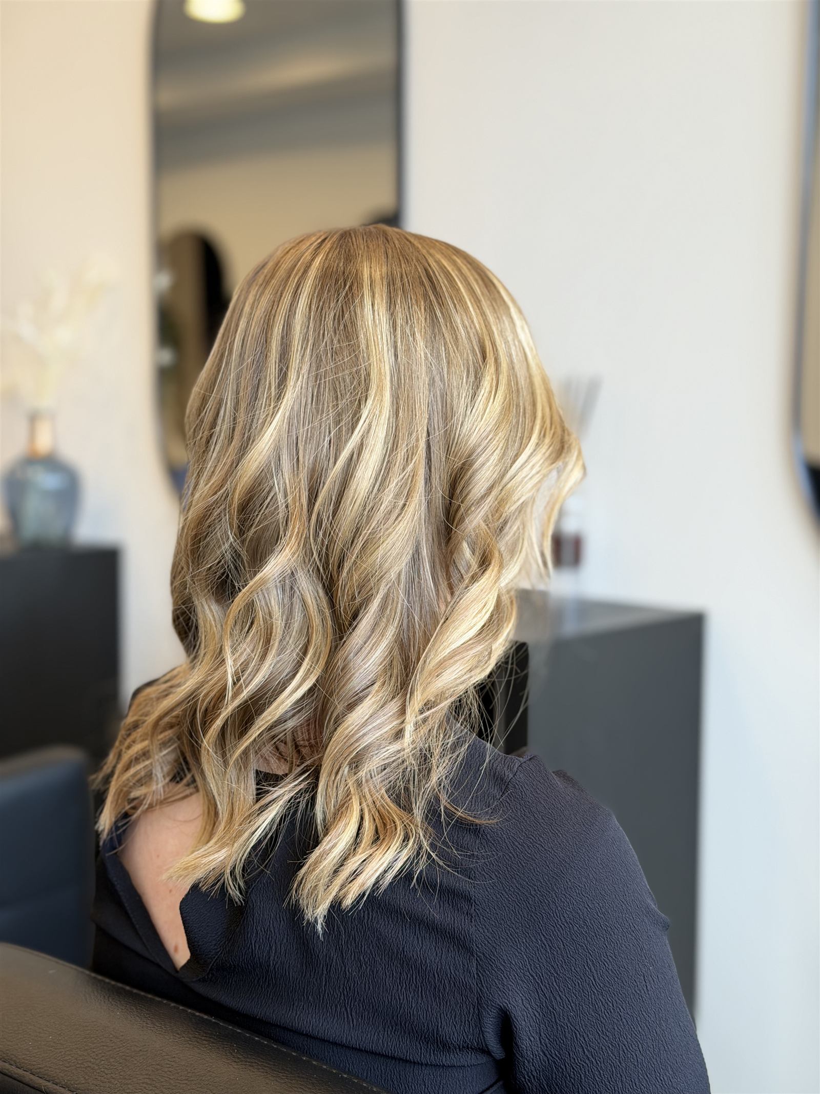 Balayage blond doré sur cheveux ondulés — Letizia.T